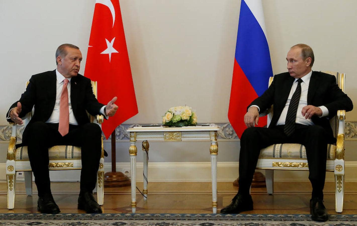 Ambos mandatarios conversan en el primer encuentro desde que el pasado noviembre Turquía derribara un avión de combate ruso en el norte de Siria. 