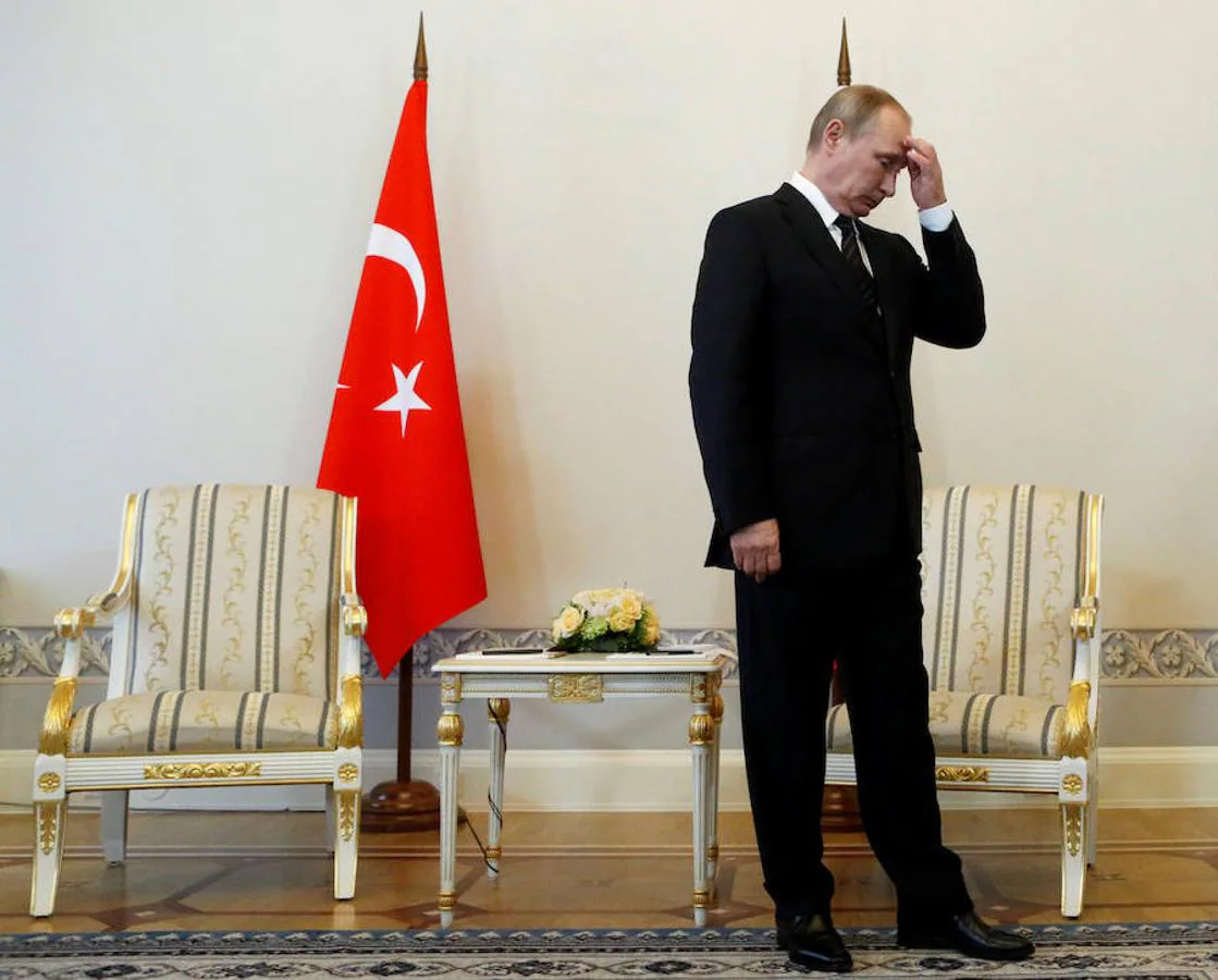 El presidente ruso se frota la cabeza durante el encuentro con su homólogo turco. 