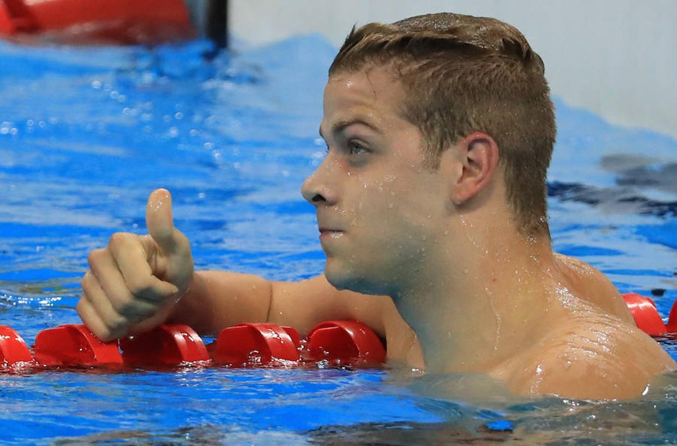 Nadando entre tiburones. Tamas Kenderesi (Hungría) consogió imponerse al tiburón de Baltimore, Michael Phelps, en las semifinales de 200 mariposa. Consiguió la victoria en los últimos 50 metros, recortando la ventaja de casi medio cuerpo que le sacaba Phelps. En las finales tendrá que repetir la hazaña si quiere quitarle el oro al estadounidense