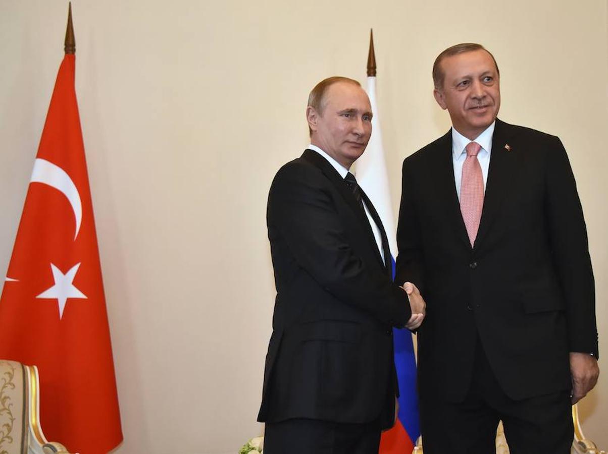 El presidente ruso, Vladimir Putin, se da la mano con el presidente turco, Recep Tayyip Erdogan, en el Palacio de Konstantinovsky fuera de San Petersburgo este martes. 