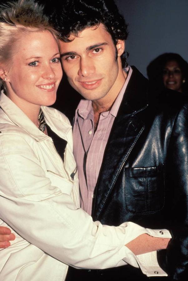 Steven Bauer, papá de su primer hijo. Durante los años de separación con Johnson, la actriz mantuvo una relación con Steven con quien tuvo a su primer hijo, Alexander Bauer en 1985.