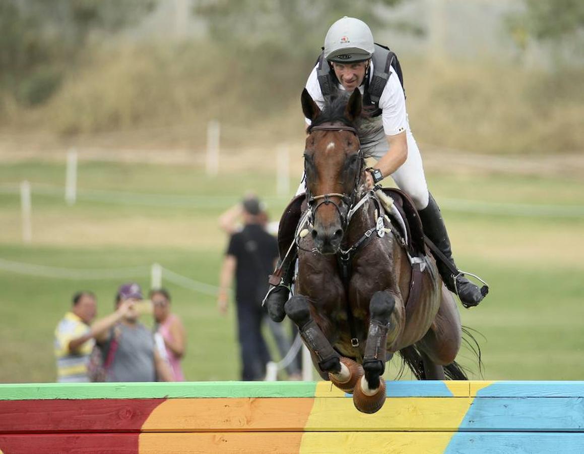 Oro compartido entre caballo y jinete. El belga Joris Vanspringel le debe algo más que las gracias a su caballo, cuyo perfecto entrenamiento ha catapultado a su jinete al oro olímpico en el completo individual de hípica