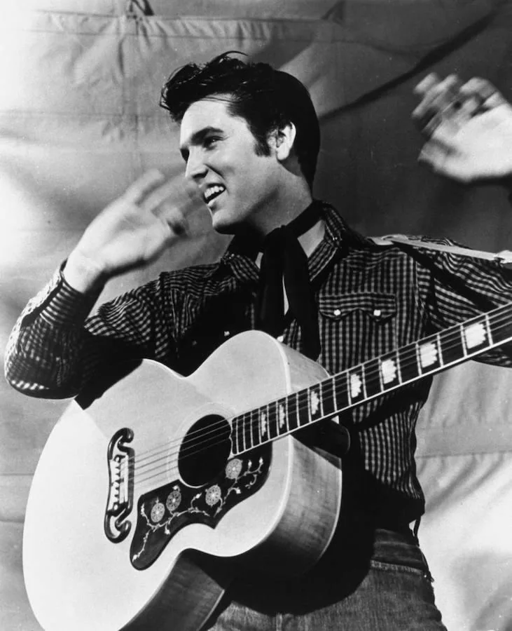 Elvis, con su guitarra Gibson J-200