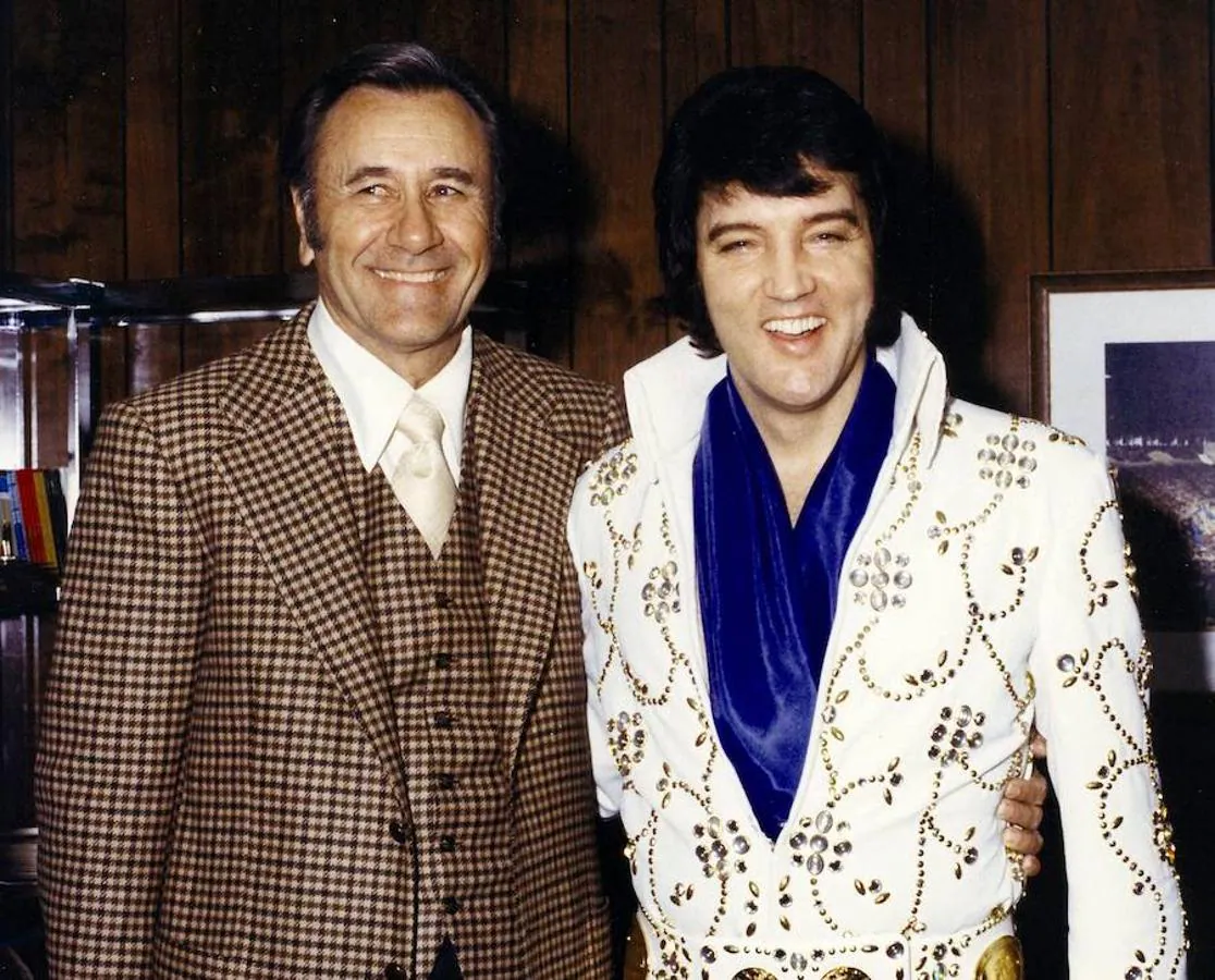 Elvis con el evangelista Oral Roberts. Las chaquetas del Rey del rock eran cada vez más llamativas