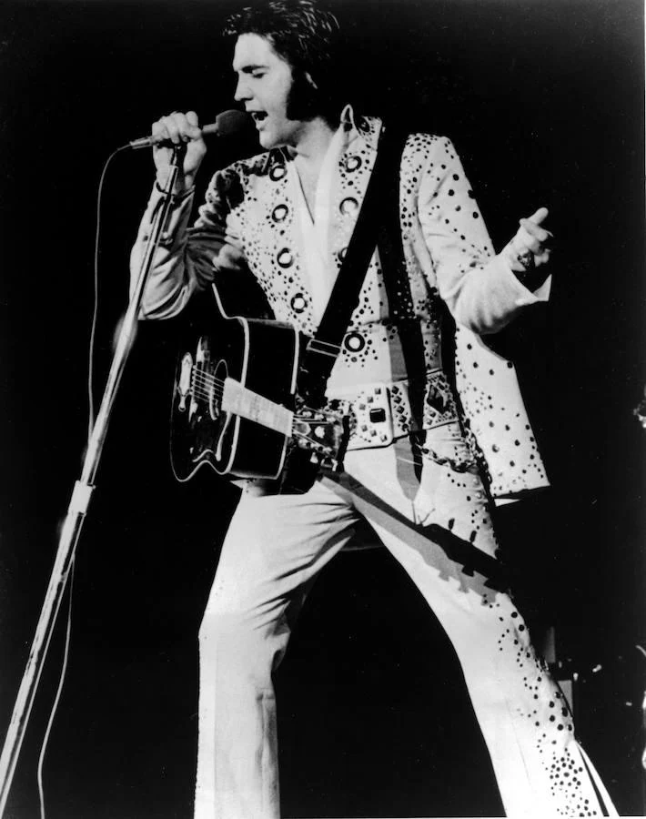 Elvis se fue haciendo mayor, pero nunca perdió su estética ni el giro de cadera y rodilla que lo hicieron eterno