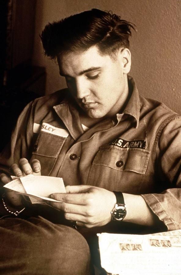 Elvis tuvo que servir como uno más en el Ejército de los Estados Unidos