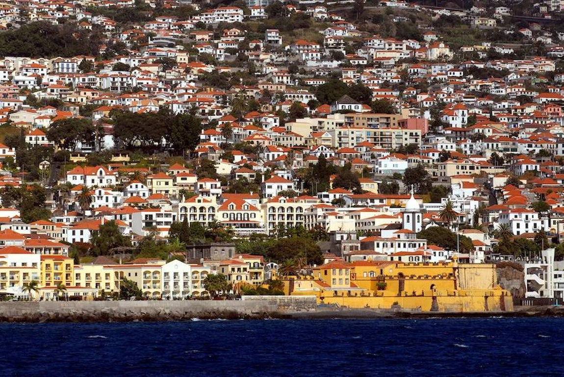 Vista desde el mar de Funchal, capital de Madeira. 