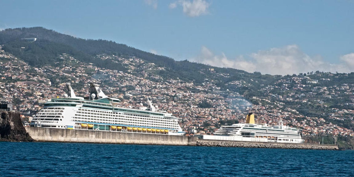 Varios cruceros se encuentran anclados en el puerto de Funchal, en la capital de Madeira. 