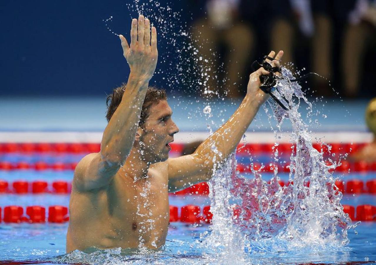 Michael Phelps celebra una nueva medalla de oro en el relevo de 4x200 durante los Juegos Olímpicos de Río. 