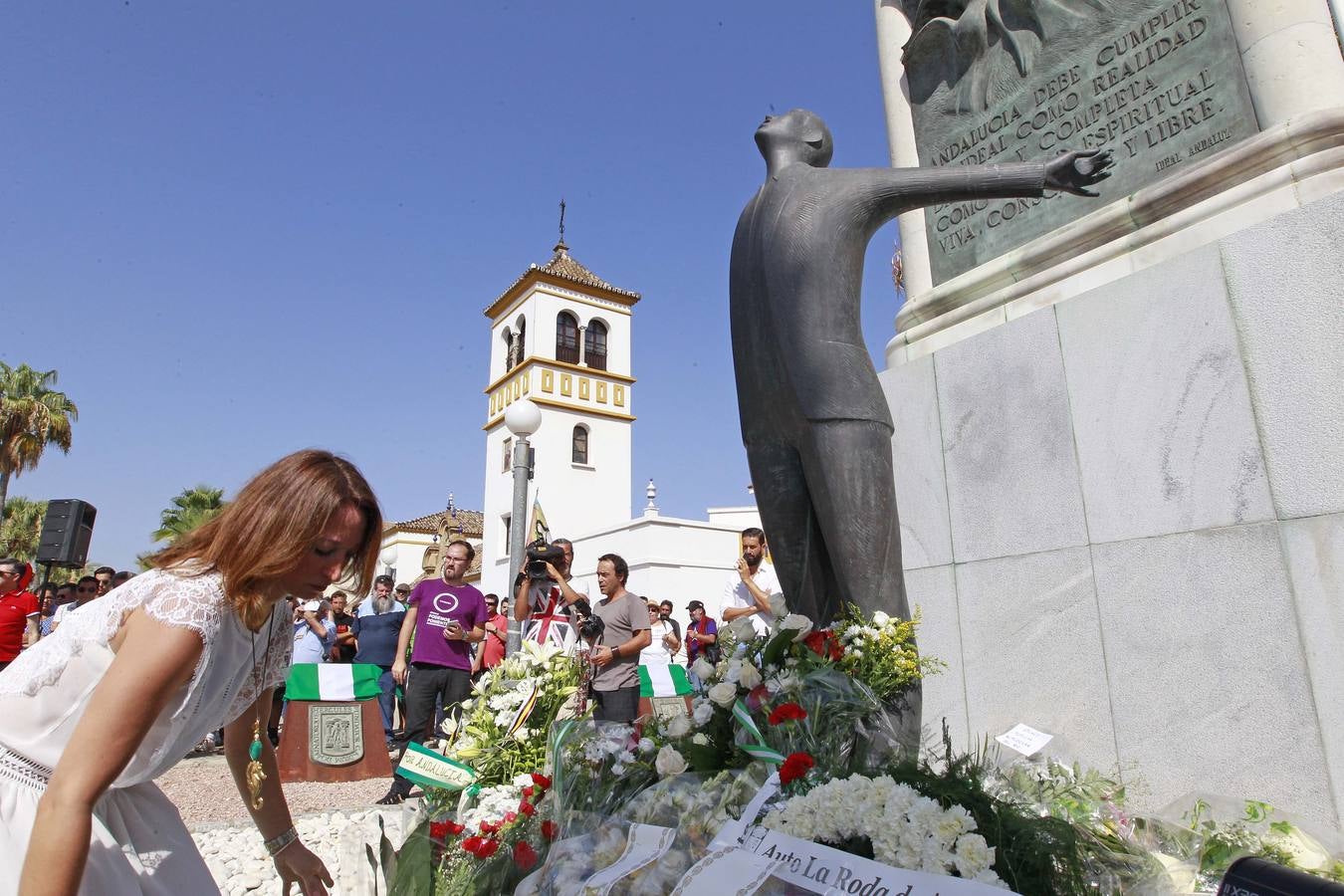 La parlamentaria del PP, Patricia Navarro, durante la ofrenda floral