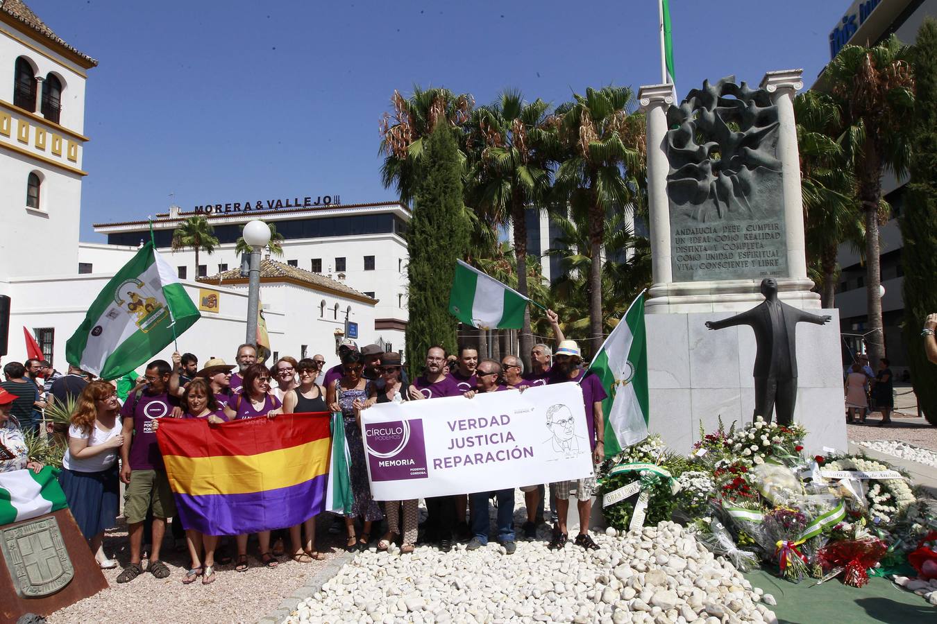 Miembros de Podemos, junto a su secretaria general, con banderas republicanas y de Andalucía