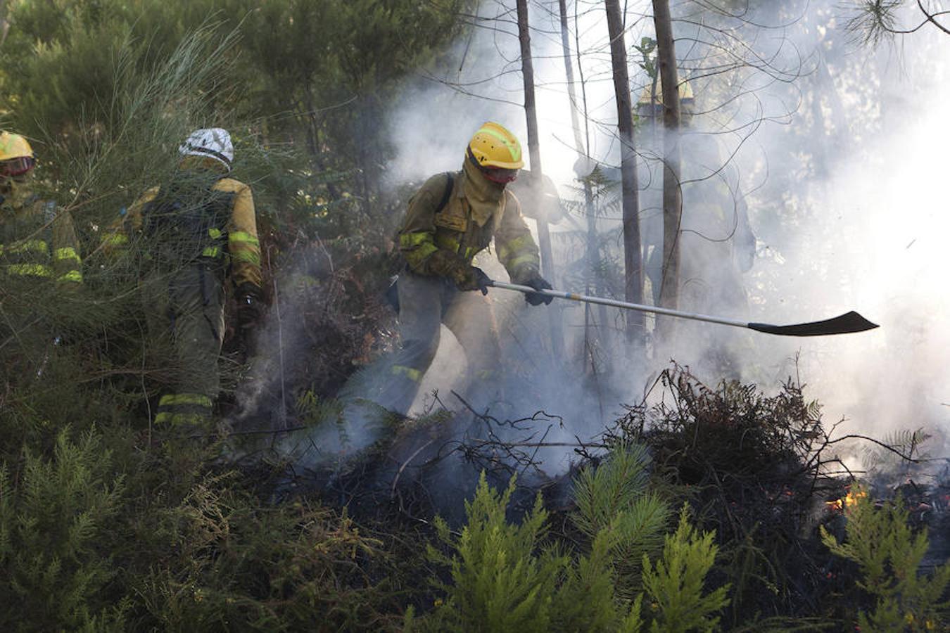 Efectivos antiincendios en Avión (Orense). 