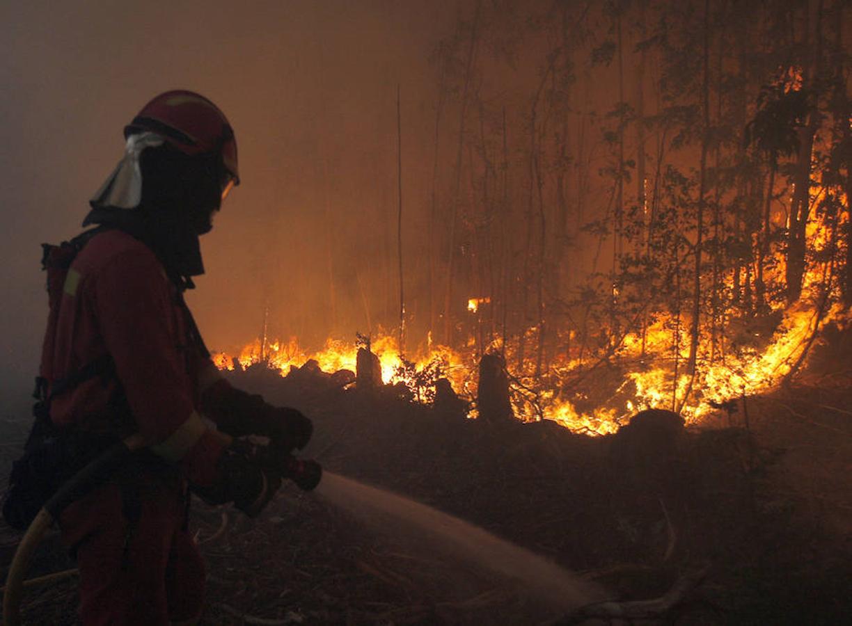 Más de 7.000 efectivos participan en las labores de extinción. 