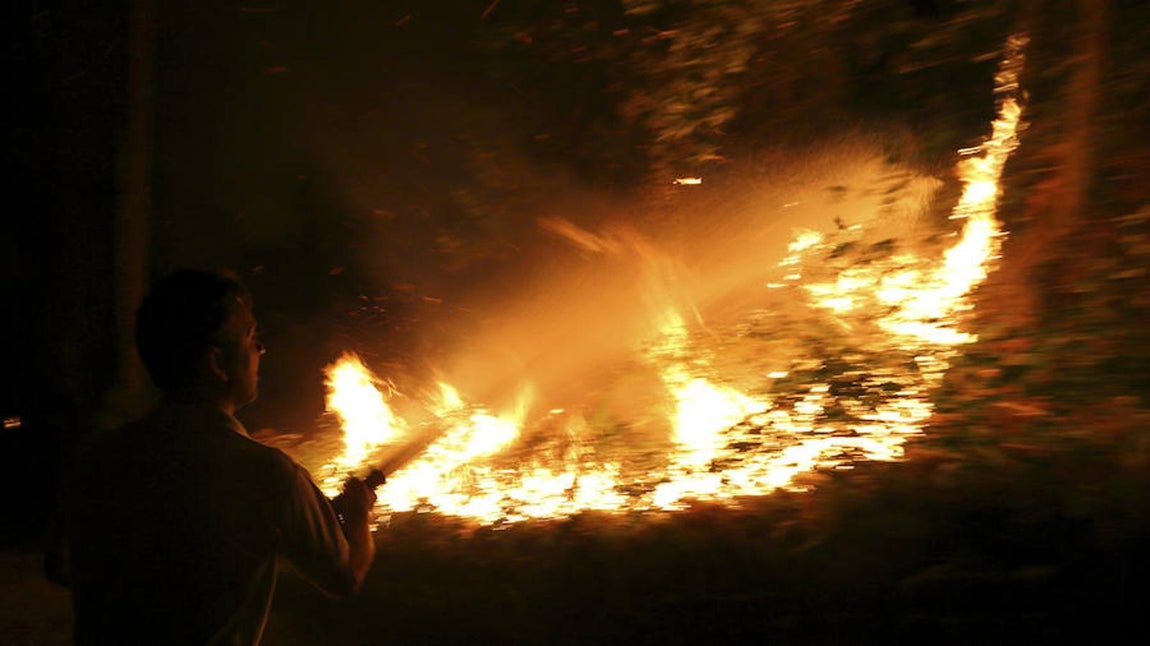 Los vecinos de Arbo han luchado durante toda la noche contra el fuego. 