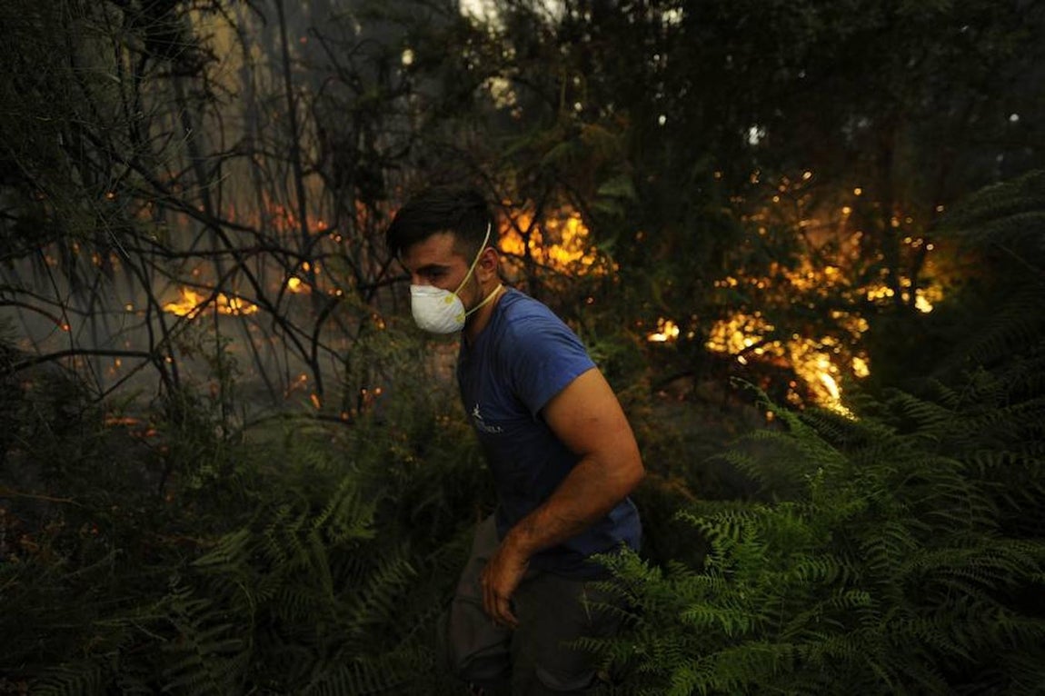 Los vecinos de Arbo han luchado durante toda la noche contra el fuego. 