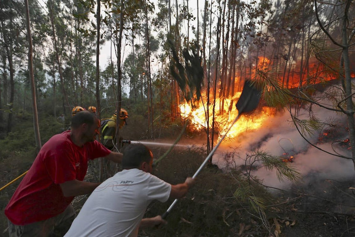 Los bomberos han contado con la ayuda de los habitantes pontevedreses. 