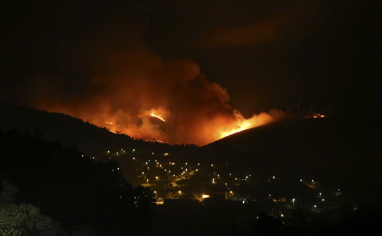 Panorámica del incendio forestal de Arbo (Pontevedra) en el que se puede comprobar la cercanía de las viviendas. 