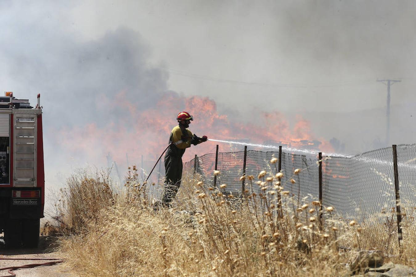 El incendio producido en Miranda de Azán (Salamanca) ha afectado a dos pajares y zonas de rastrojo. 