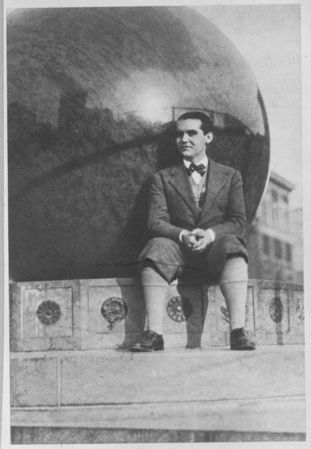 Lorca posa en la Universidad de Columbia, desde donde escribió una de sus obras más famosas «Poeta en Nueva York». 