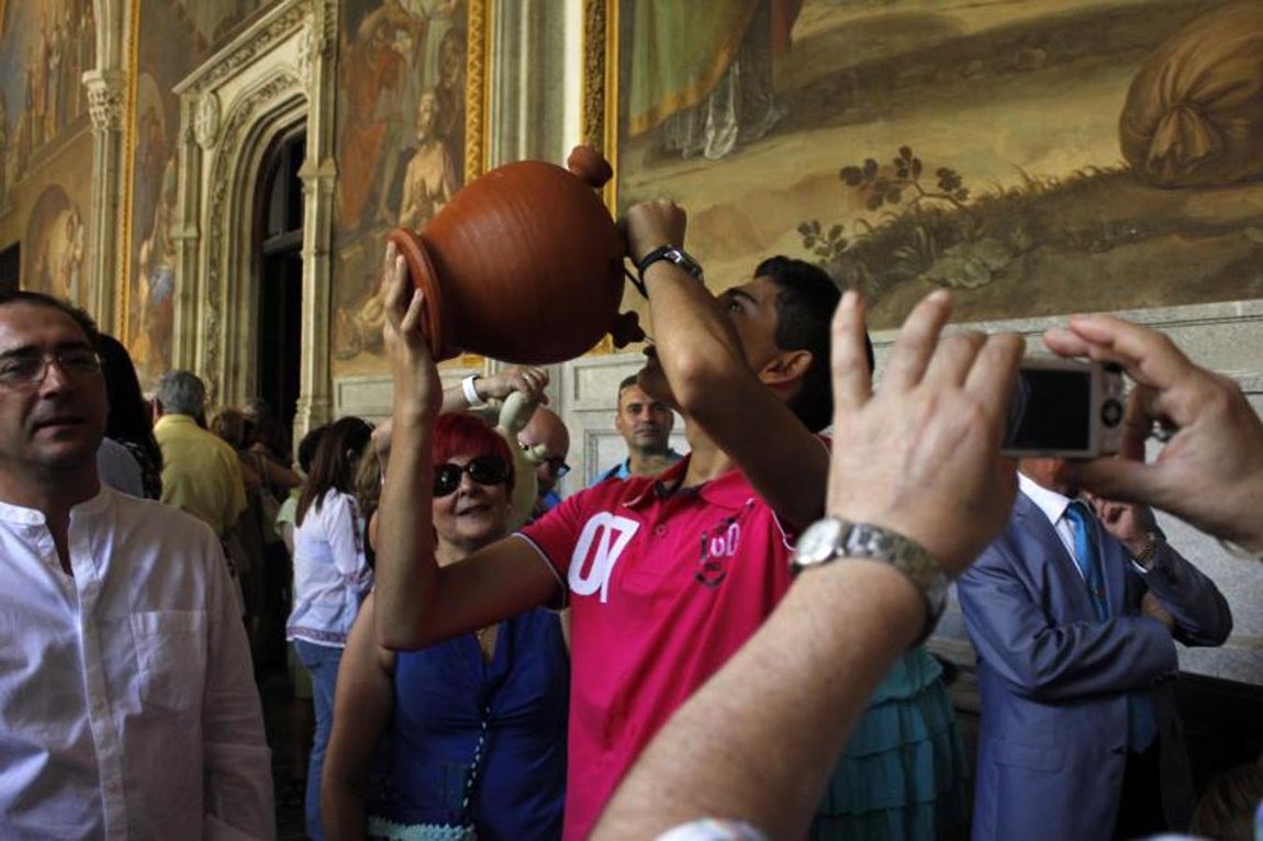Cientos de toledanos bebieron el agua de la Virgen