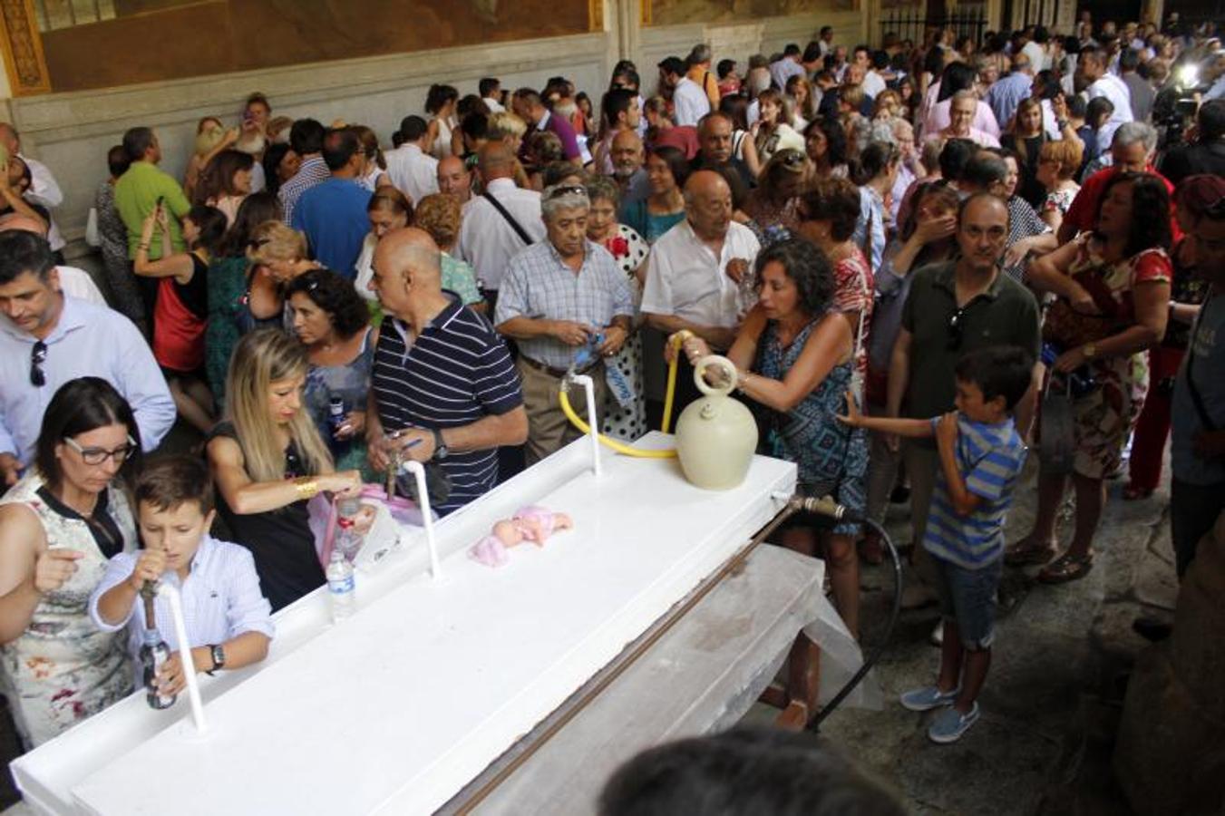 Cientos de toledanos bebieron el agua de la Virgen