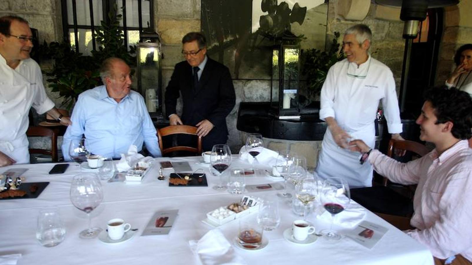 Tras la visita al restaurante, Juan Carlos de Borbón acudió a Illunbe para disfrutar de la tarde de toros con José Tomás y El Juli. 