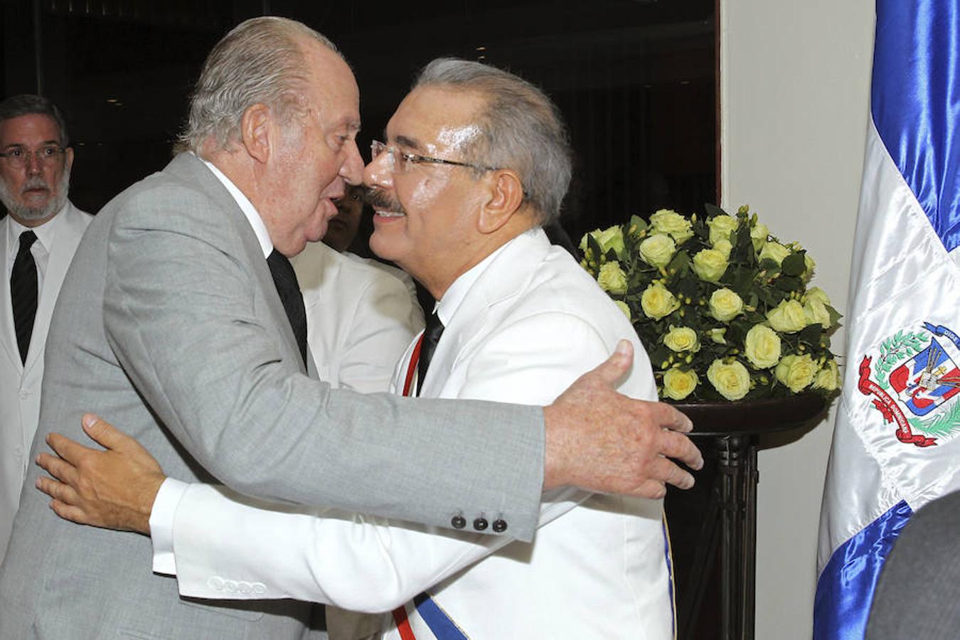 El Rey emérito abraza al presidente de República Dominicana. 