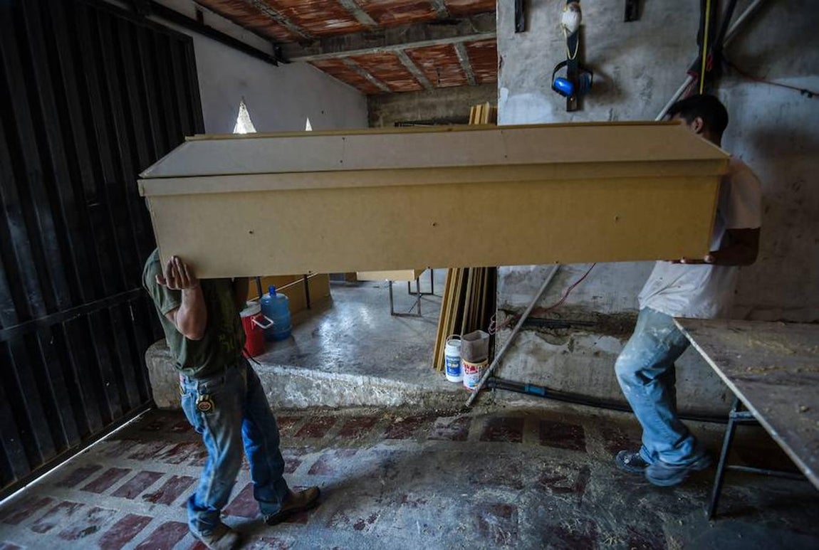 El Gobierno puso en marcha los CLAP (Comités Locales de Abastecimiento y Producción), pero no han servido para paliar el problema.. 