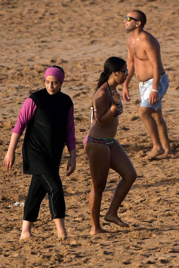 Mujeres tapadas hasta arriba en las playas de Marruecos