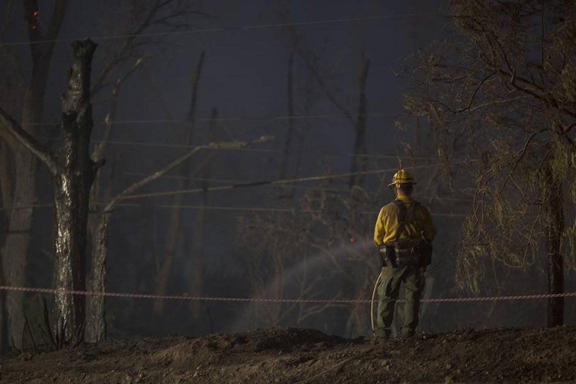El lento avance de los bomberos para sofocar el descontrolado incendio de California