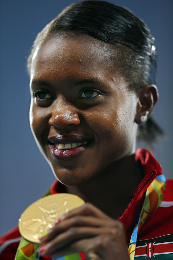 Atletismo. La atleta keniana Faith Chepngetich Kipyegon consiguió alzarse con el oro en la categoría de 1.500 metros, tras imponerse a la gran favorita, la etíope Genzebe Dibaba. Completó el podio la estadounidense Simpson