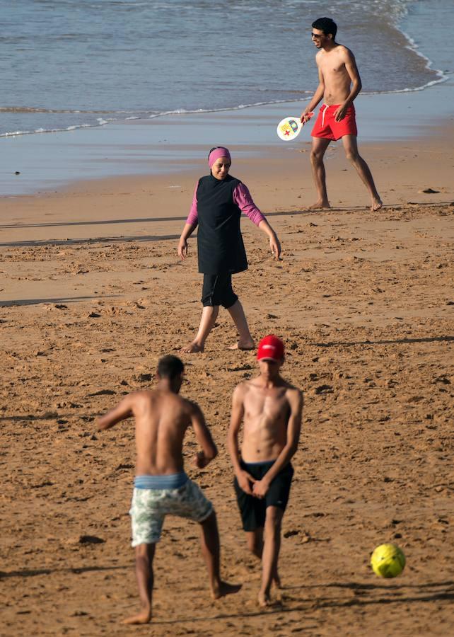 Mujeres tapadas hasta arriba en las playas de Marruecos