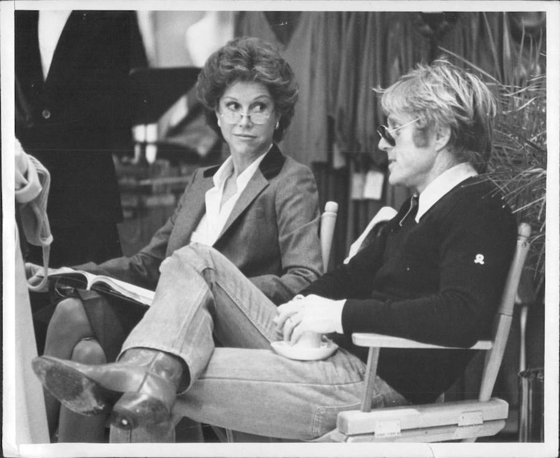 Delante y detrás de las cámaras. Redford ejercicó como realizador en varias películas, aportando un curioso punto de vista como actor. La primera  fue «Gente corriente». En la imagen habla con la actriz Mary Tyler Moore durante el rodaje del filme