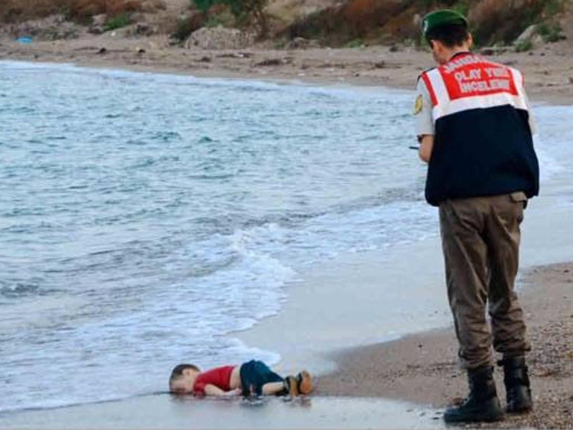 El 3 de septiembre de 2015 la imagen de Aylan conmovió al mundo. Con apenas 4 años, buscaba junto a su familia una vida mejor en Europa. No pudo lograrlo. Se ahogó en el Mediterráneo. 