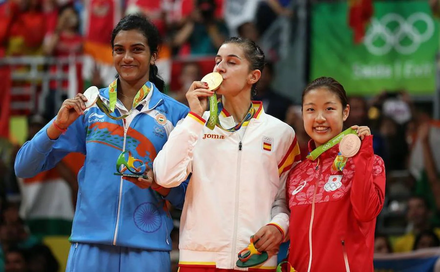 La española Carolina Marín celebra el oro tras vencer a la india Sindhu Pusarla, plata, junto a Nozomi Okuhara de Japón, bronce