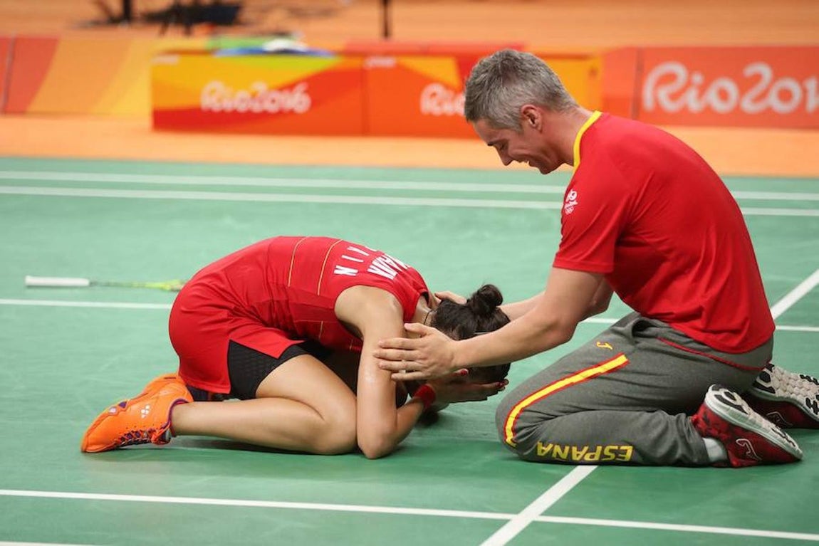 El entrenador de Marín la felicita por su victoria. 