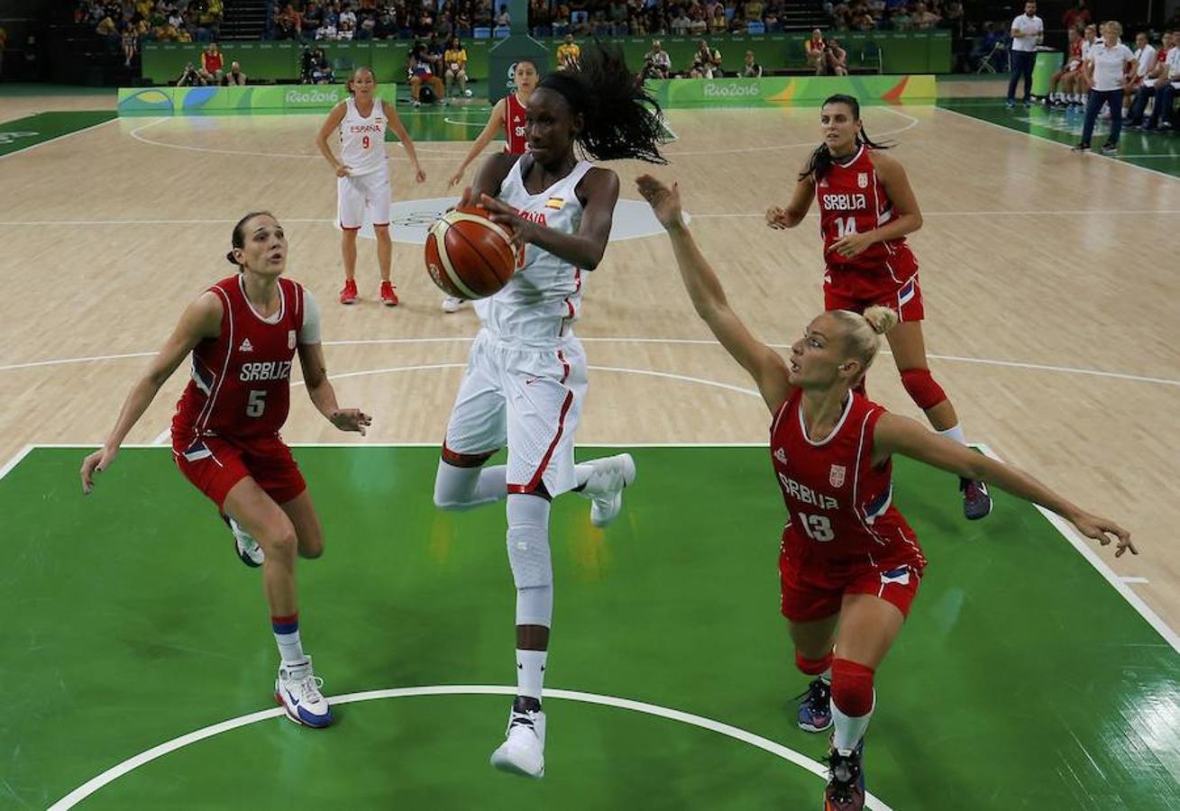 España despega. El equipo femenino de baloncesto destrozó a sus oponentes serbios en la semifinal. Ya es por lo menos plata, a la espera de conquistar el oro en una final de vértigo contra EE.UU.