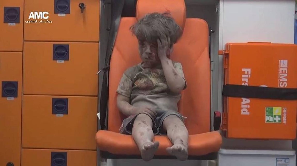 La imagen de Omran, de cinco años, ha recorrido esta semana el mundo. Representa la cara de la tragedia en Siria, y de la agonía de una ciudad, Alepo, a la que no llega la ayuda humanitaria. La ONU ha reclamado un alto el fuego de 48 horas. 