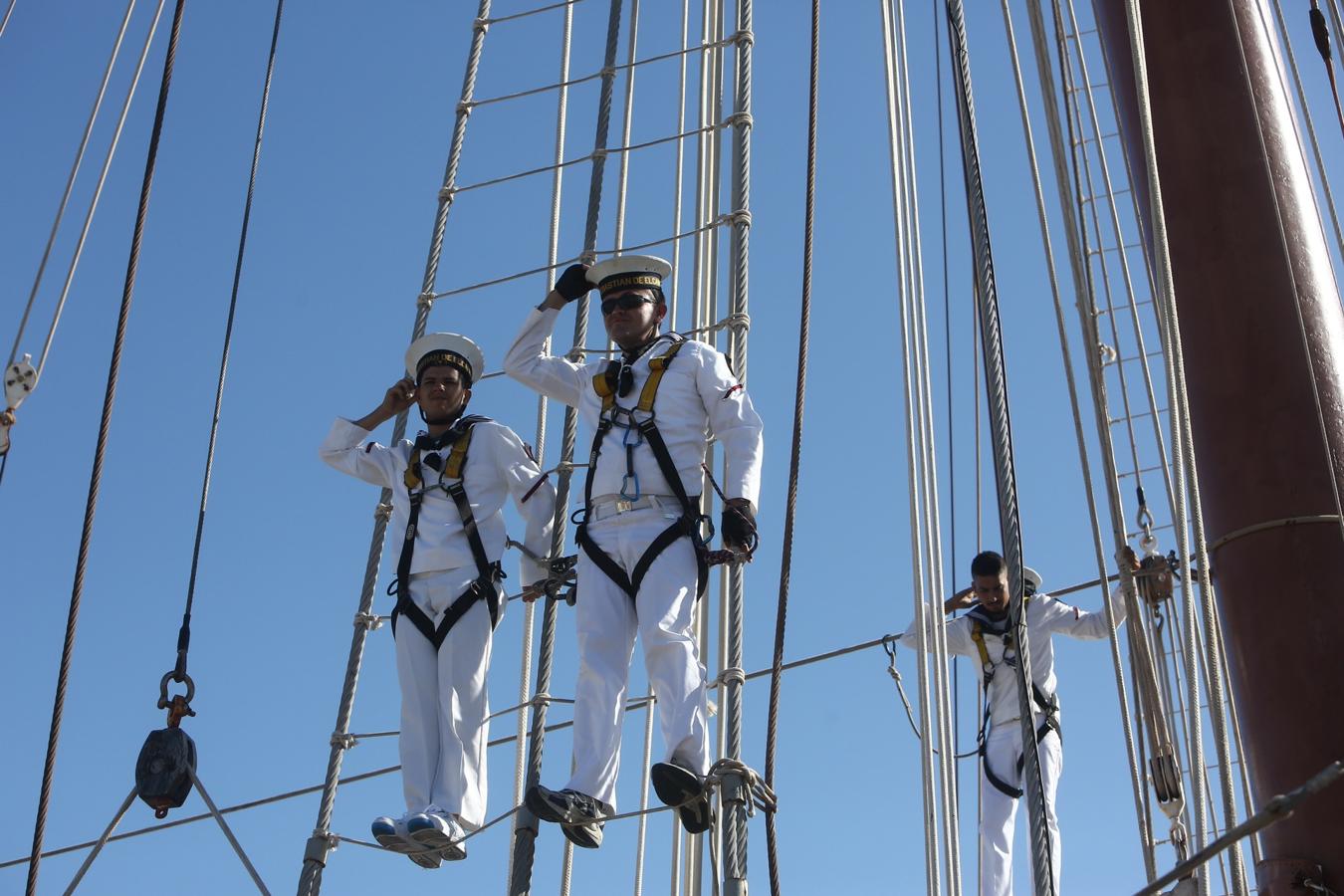 Salida del buque Elcano del puerto de Cádiz