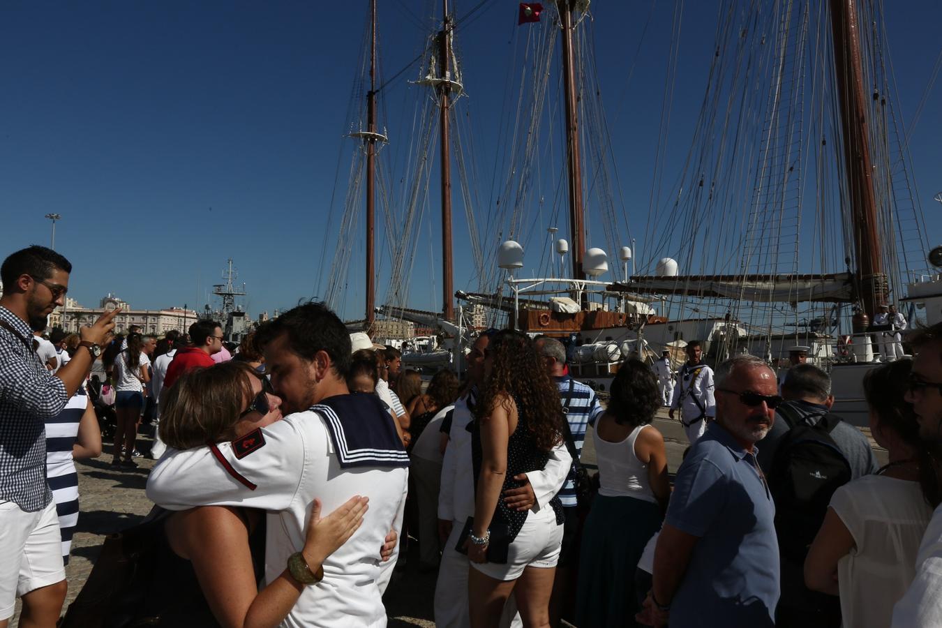 Salida del buque Elcano del puerto de Cádiz