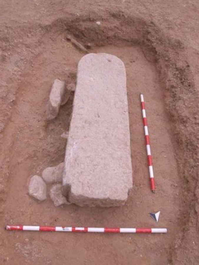 Vista general de la estela funeraria. 