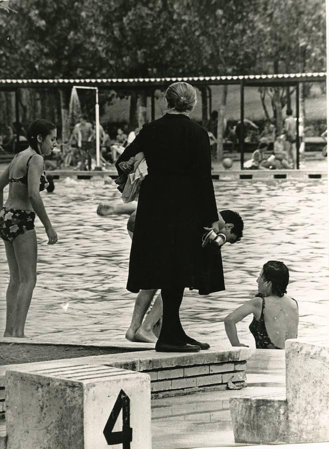 4. Por aquél entonces la piscina tenía un campo de hierba, dos de tierra, unas pistas de tenis y un frontón descubierto