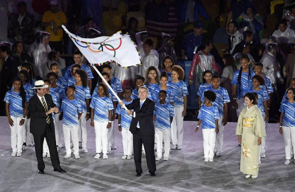 Traspaso de la bandera. Como también es habitual se hizo el tradicional traspaso de bandera, el juez de Río entregó la bandera a un representante del COI que a su vez se la entregó a la alcaldesa de Tokio, donde serán los Juegos de 2020