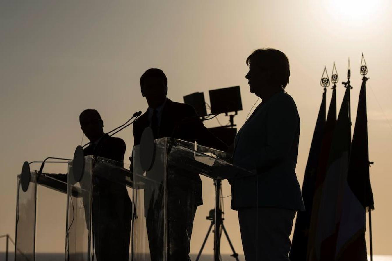 Imagen a contraluz durante la rueda de prensa que han ofrecido los tres dirigentes tras su reunión. 