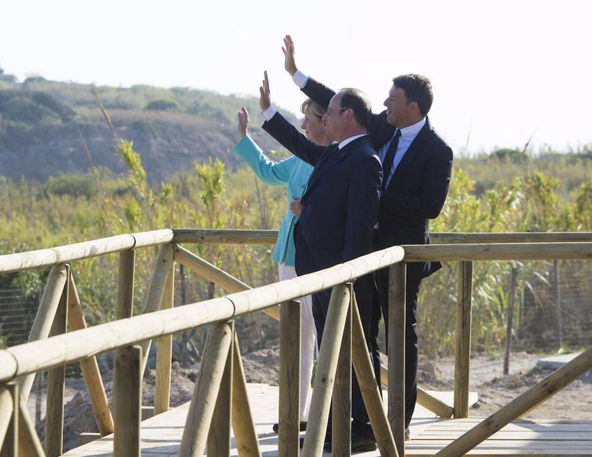 Hollande, Renzi y Merkel saludan al horizonte durante su encuentro. 