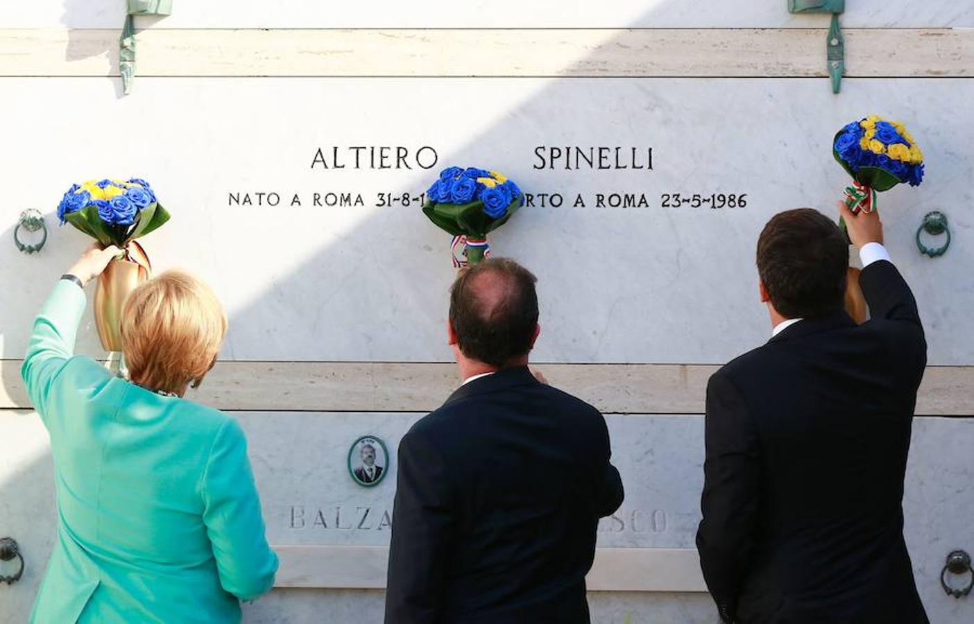 Los tres dirigentes visitan la tumba de Altiero Spinelli, quien escribió el «Manifiesto de Ventotene», llamando a una federación de estados europeos. 