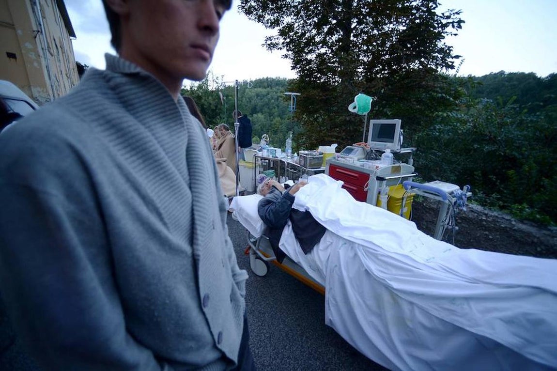 El coordinador de Cruz Roja en Amatrice, Giussepe Pignoli, confirmó que en la entrada de la localidad hay un puente derrumbado que complica el acceso a la zona. «Hemos activado el dispositivo de socorro de Cruz Roja. Hay muchos daños, esperamos que no haya víctimas», dijo. 