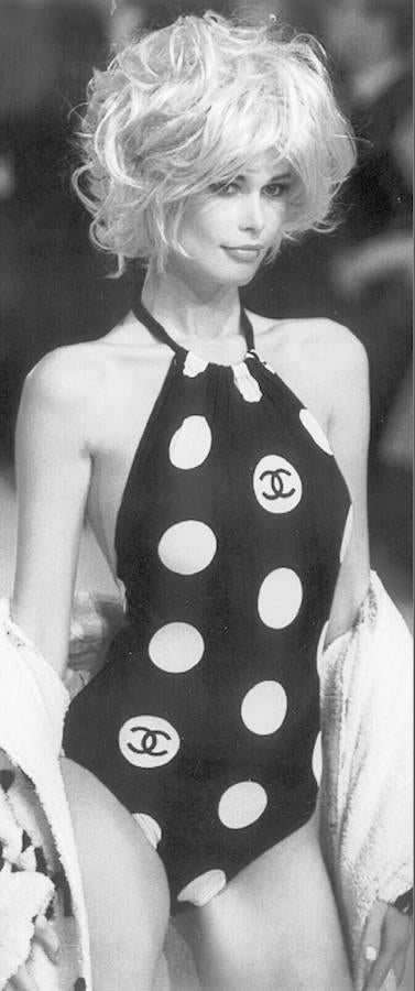 Claudia Schiffer sufrió de burlas en la escuela por su físico, sobre todo por ser alta. 