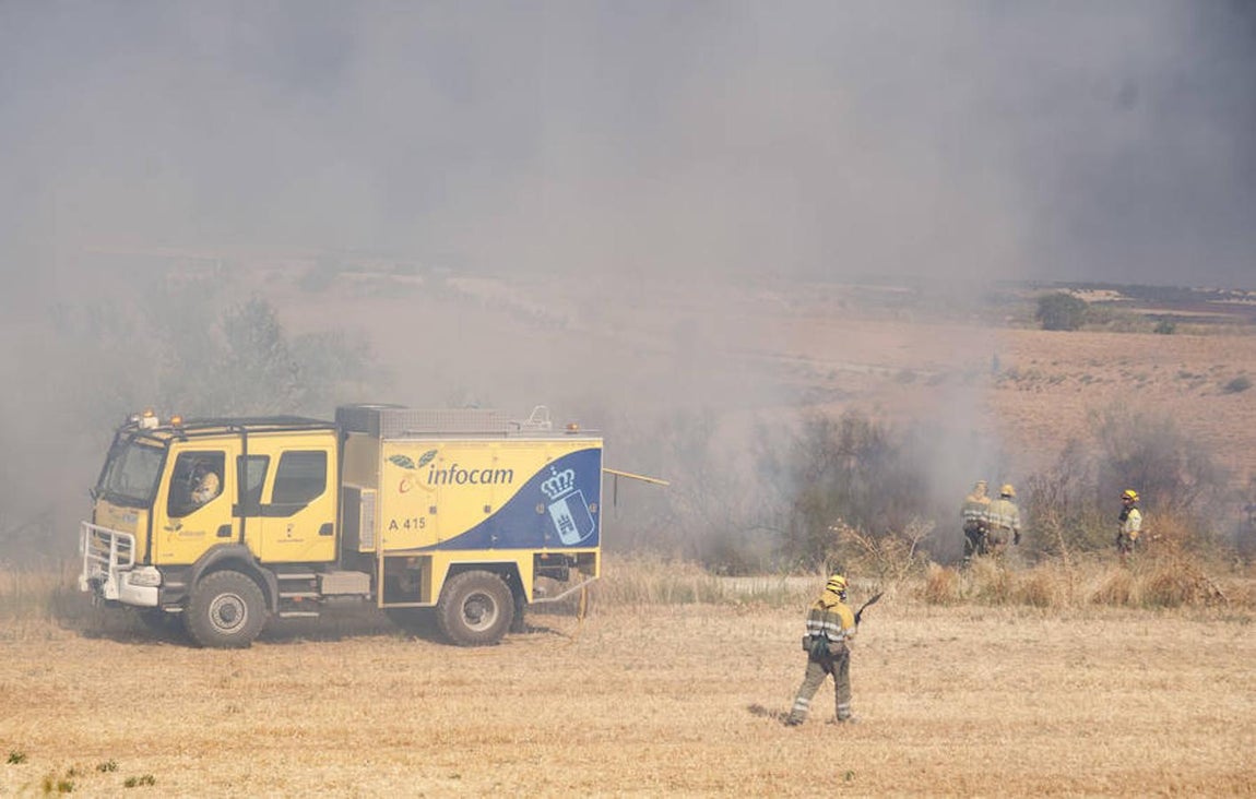 02. Según ha explicado en una comparecencia cercana al lugar del incendio el delegado de la Junta en Guadalajara, Alberto Rojo, el trabajo de la UME se centra en la recogida de los lixiviados.