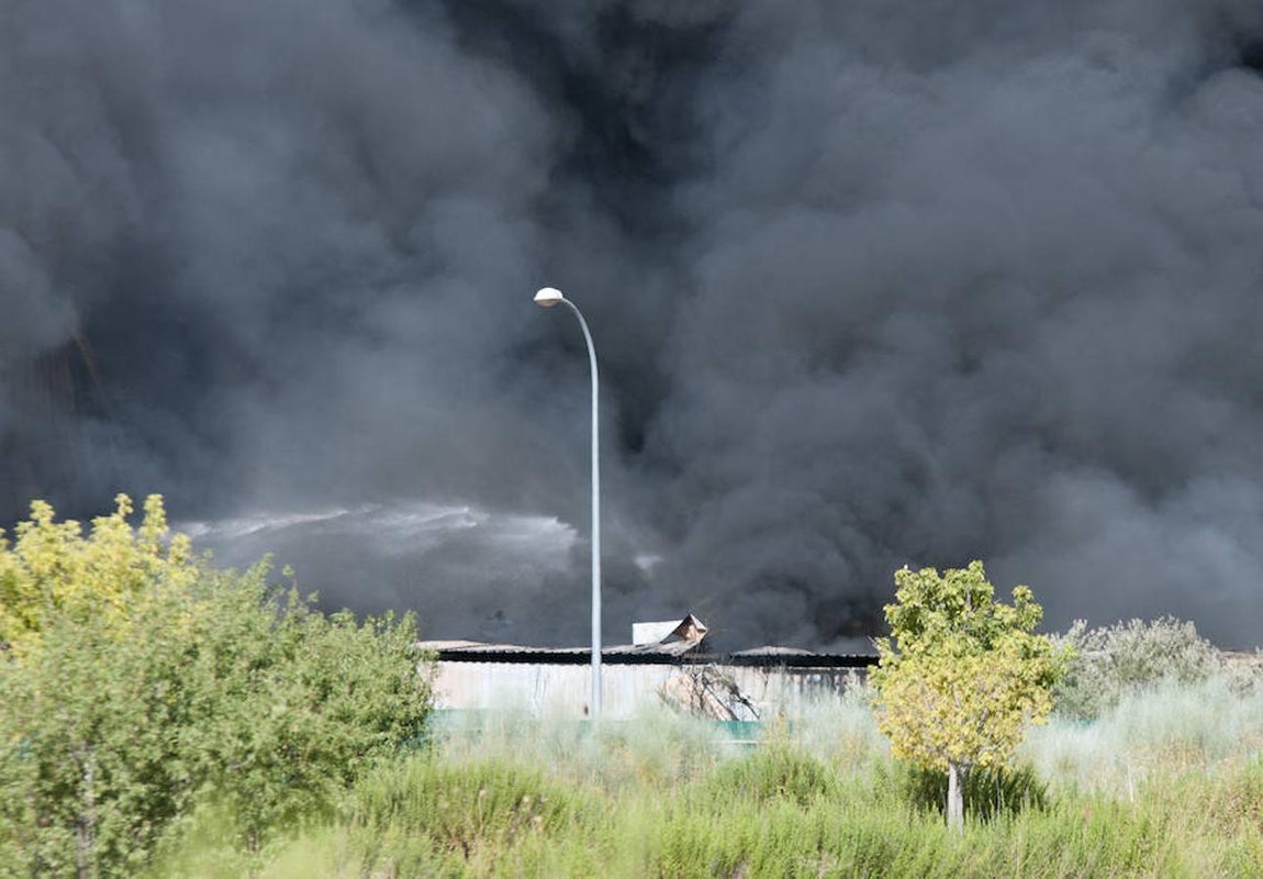 06. En cuanto a la nube de humo provocado por el incendio y que sobrevuela a estas horas gran parte de la provincia, Rojo ha señalado que "de momento" no constan afecciones a la población, a pesar de que ha cambiado de dirección a lo largo del día por los vientos cambiantes.